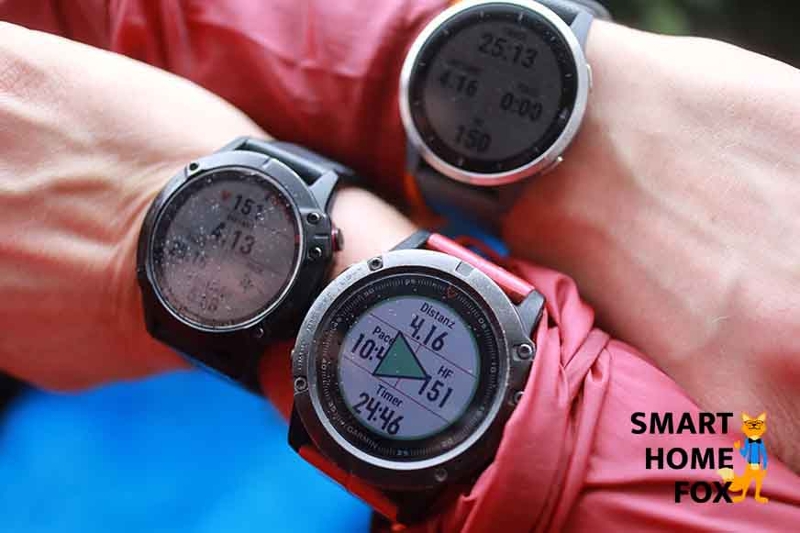 Man sieht verschiedene Smartwatches am Arm.